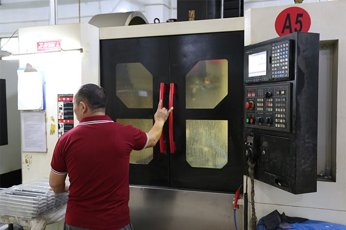 CNC apstrādes process