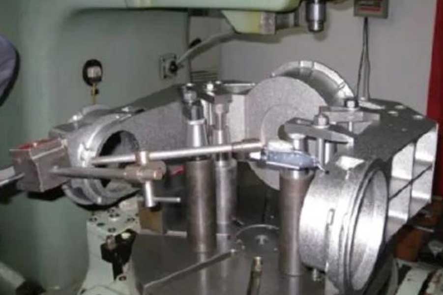 Präzisionsbearbeitung von hochpräzisen koaxialen Löchern in einer Kamerahalterung aus einer Titanlegierung