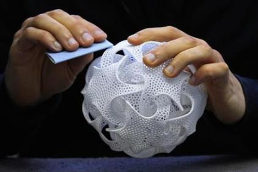 Druk 3D materiałów termoplastycznych z wykorzystaniem osadzonych mediów w dowolnej formie
