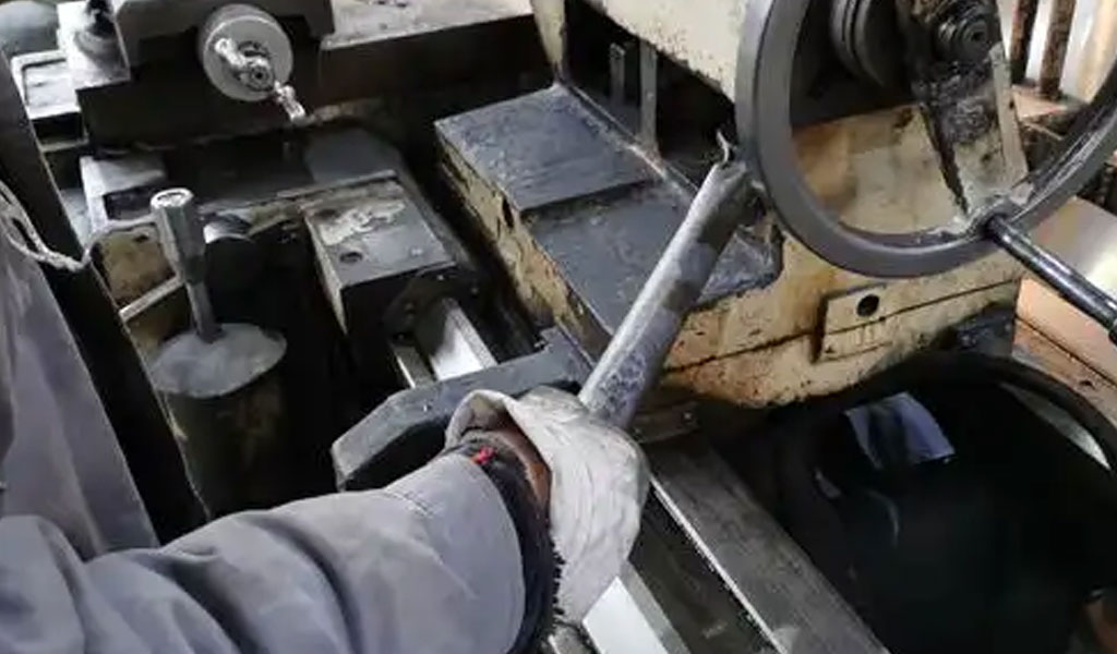 Автоматизированное подразделение поверхности и генерация траектории инструмента для 3+2-осевой обработки скульптурных деталей на станках с ЧПУ