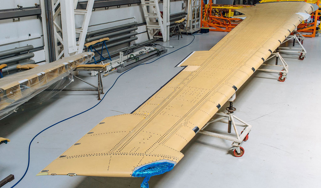 Обработка глубоких отверстий на поверхностях крыльев самолетов