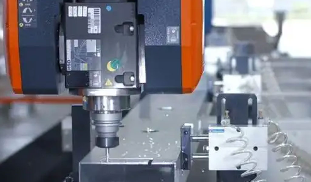 Aerokosmik kompozit materiallarni CNC ishlov berishda tolalarni yirtish mexanizmi