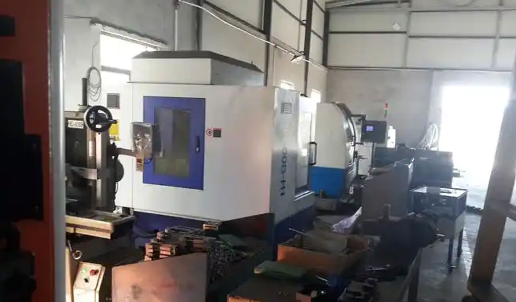 البحث في نمذجة عدم اليقين في العمليات متعددة المصادر وتكنولوجيا التحكم في أداء الواجهة القائمة على اقتران المسار بخمسة محاور في التصنيع الهجين الإضافي والطرحي