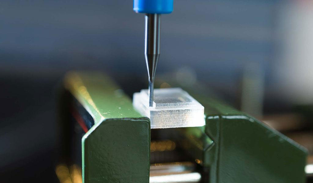 CNC Mechine ea Li-Fasteners tsa Plastiki tse Phahameng ka ho Fetisisa bakeng sa Litsamaiso tsa Tlhokomelo ea Seteishene sa Sebaka le Botsitso ba Boitšoaro ba Mechini.